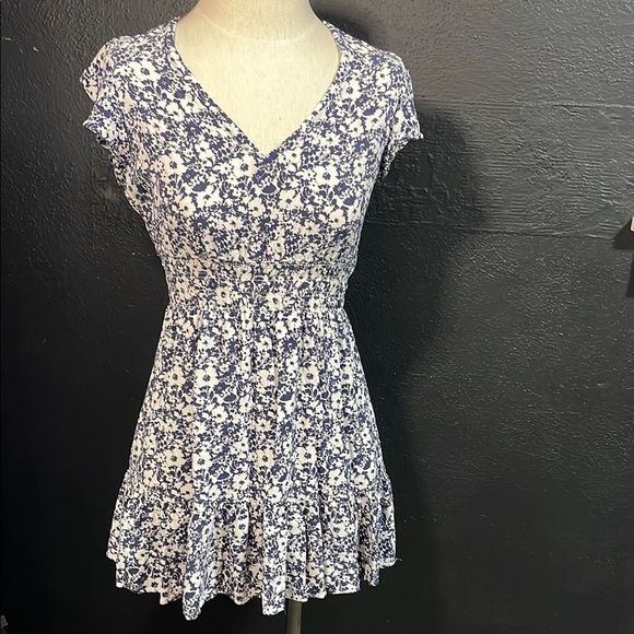 Rails Floral Blue and White Women's Top - Picture 1 of 8